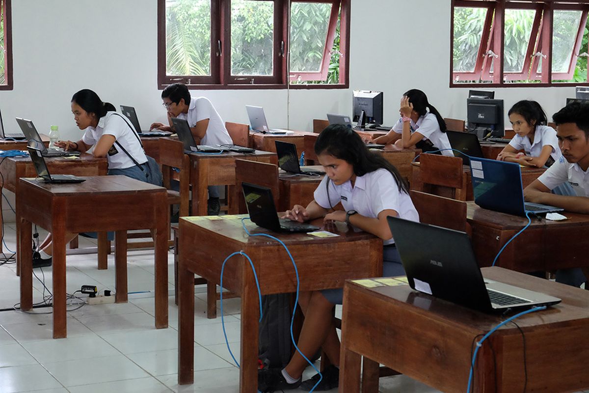 Sejumlah siswa SMA Negeri 4 Medan berada diantara sejumlah bangku yang kosong saat saat mengikuti Ujian Nasional Berbasis Komputer (UNBK) hari pertama, di Medan, Sumatera Utara, Senin (1/4/2019) sore. Sedikitnya 200 siswa di sekolah tersebut tidak dapat mengikuti ujian soal Bahasa Indonesia pada hari pertama UNBK karena jaringan komputer terserang virus.