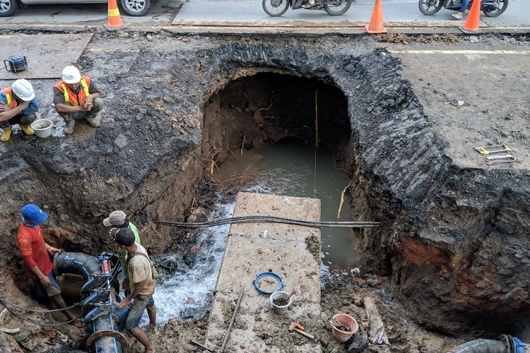 Petugas menyambung saluran pipa PDAM di jalan ambles Daan Mogot kilometer 22, Tanah Tinggi Kota Tangerang, Senin (13/1/2020).