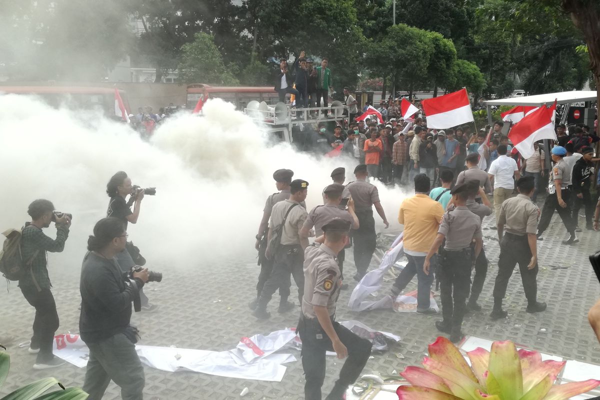 Kelompok massa yang mengatasnamakan Aliansi Mahasiswa dan Pemuda Relawan Cinta NKRI memicu kerusuhan, Jumat (13/9/2019) di Gedung Merah Putij KPK. 