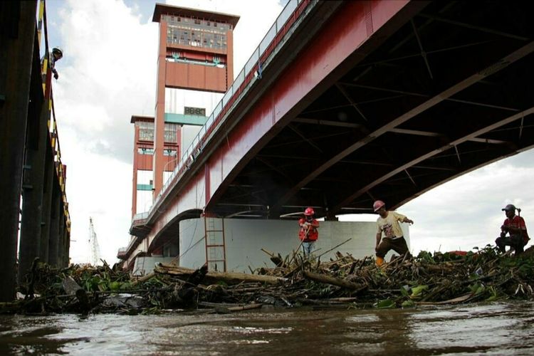 (Ilustrasi) suasana sungai Musi yang mengalami surut akibat bencana kemarau yang melanda Sumatera Selatan. Peyrutuan sungai ini, mengakibatkan sampah yang ada di lokasi itu menjadi menumpuk.