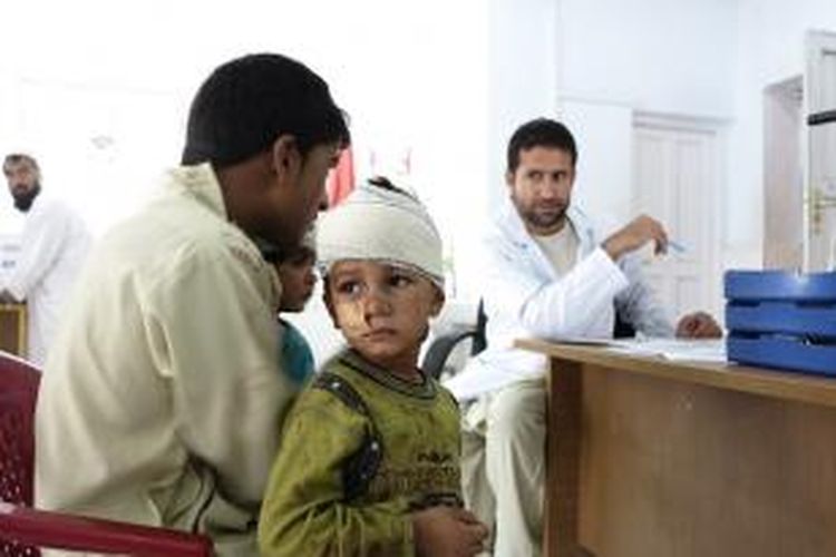 Anak berusia 3,5 tahun dan adik perempuannya, 2 tahun, dirawat di ruang darurat MSF, di rumah sakit Boost di Lashkar Gah, provinsi Helmand. Setelah ledakan bom di pusat Lashkar Gah, dinding rumah mereka roboh dan mencederai mereka di kepala. Kakak mereka membawa mereka ke rumah sakit yang didukung MSF di mana dr Sediqullah Ayoubi, dokter kepala ruang darurat, memberi mereka perawatan pertama. Cedera mereka tidak serius sehingga mereka boleh pulang, namun mereka masih terkejut dengan apa yang terjadi. 

