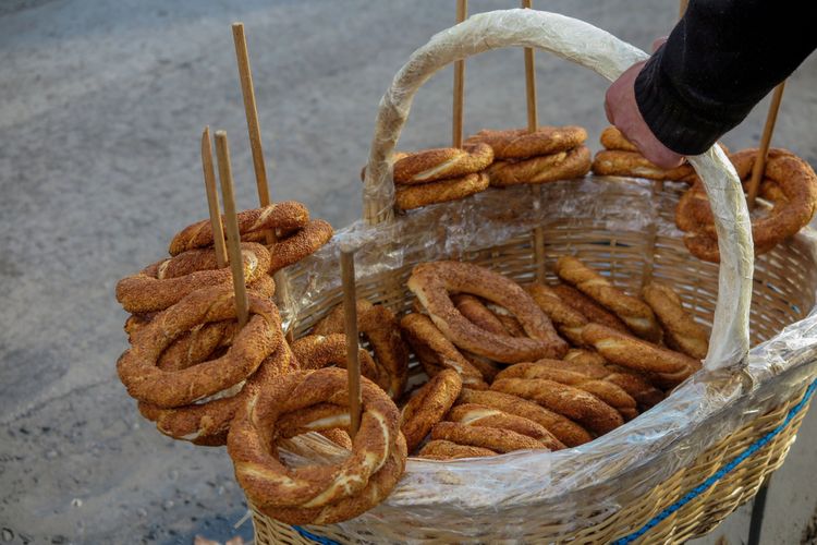 Ilustrasi roti bagel khas Turki di dalam keranjang. 