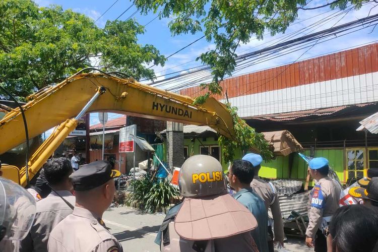 Sebuah alat berat yang didatangkan pihak Pengadilan negeri Ambon mulai merobohkan bangunan di akwasan Arema, desa Batu Merah, kecamatan Sirimau, kota Ambon, Selasa (31/1/2023)