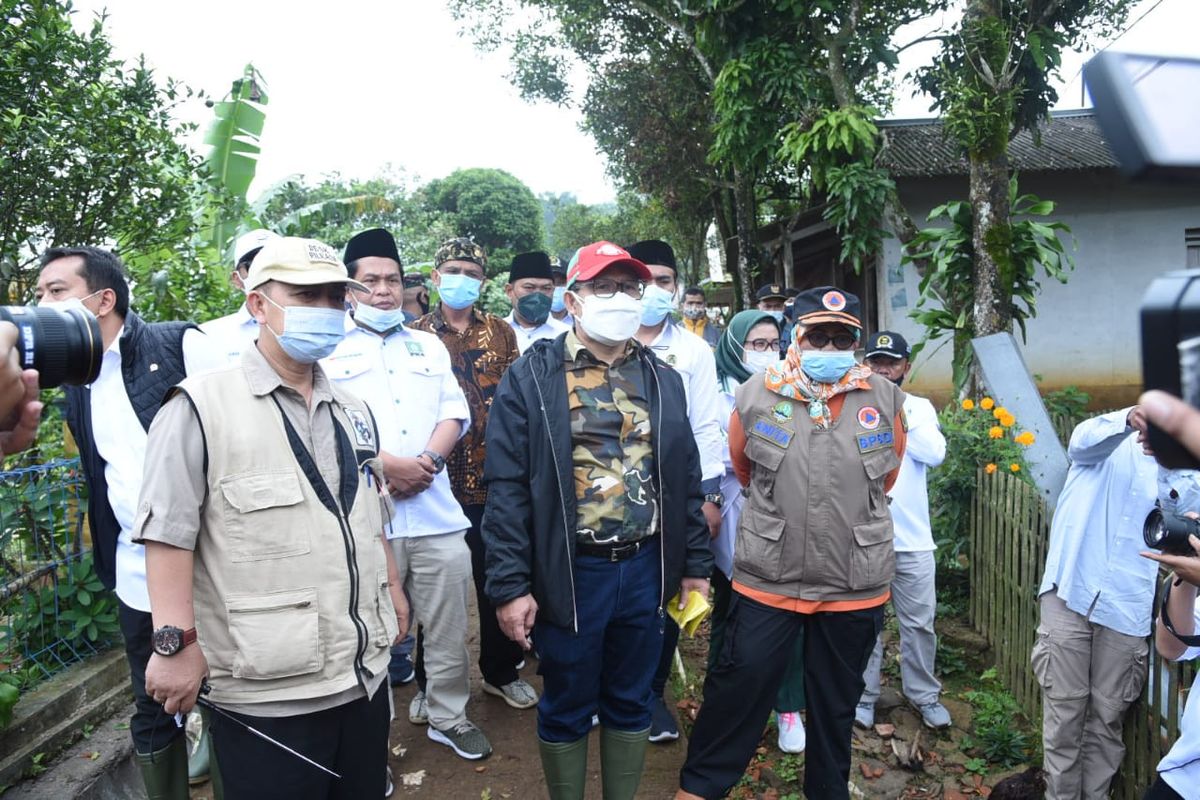 Ketua Tim Pengawas (Timwas) Pelaksana Penanganan Bencana DPR RI Gus AMI mengunjungi lokasi bencana alam pergerakan tanah di Kampung Ciherang, Desa Cijangkar, Kecamatan Nyalindung, Kabupaten Sukabumi, Jumat (19/2/2021).