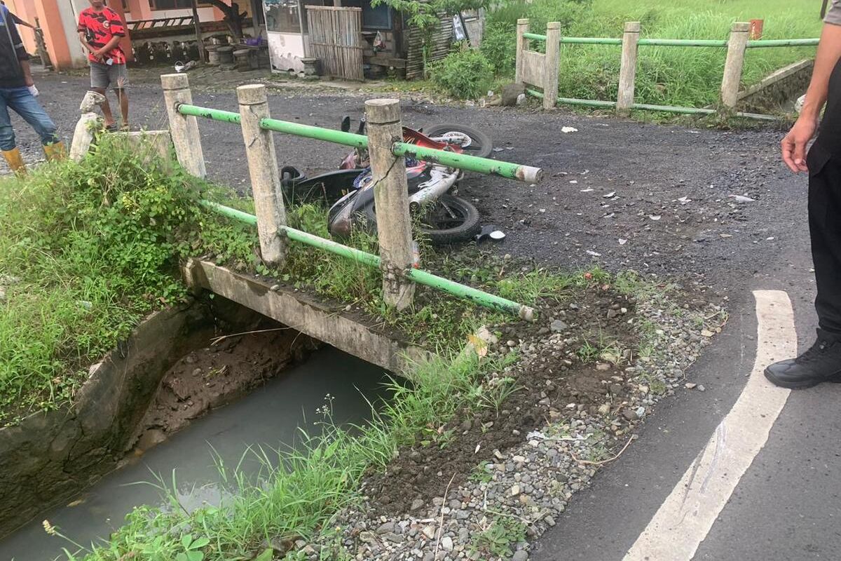 Motor terhempas ke jembatan di atas saluran air di Kilometer 1,5 Jalan Wates -Purworejo, Kalurahan Triharjo, Kapanewon Wates, Kabupaten Kulon Progo, Daerah Istimewa Yogyakarta. Pengendara motor dilarikan ke RSUD Wates. Satu pengendara dinyatakan meninggal dunia di rumah sakit. Satu lagi masih dalam perawatan intensif.