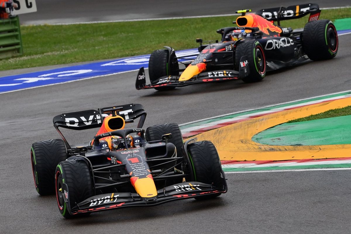 Pebalap Red Bull Racing Max Verstappen (depan) bersama rekan setimnya, Sergio Perez (belakang), memimpin di dua posisi terdepan dalam balapan Formula 1 (F1) GP Emilia Romagna di Sirkuit Internasional Enzo e Dino Ferrari, Imola, Italia, pada Minggu (24/4/2022) malam WIB.