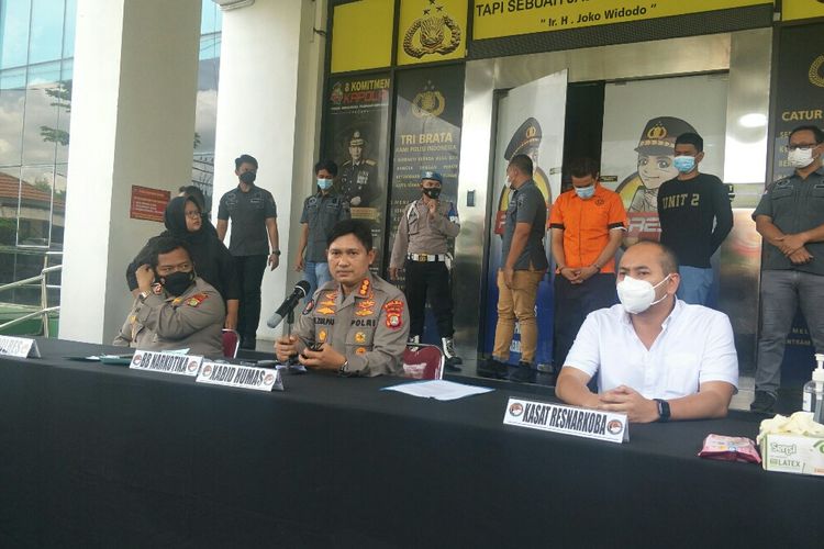 Polres Tangerang Selatan menggelar konferensi pers soal penangkapan artis peran Bobby Joseph terkait narkoba jenis sabu pada Senin (13/12/2021). Bobby ditangkap di kawasan Kalideres, Jakarta Barat, Jumat (10/12/2021) malam. 