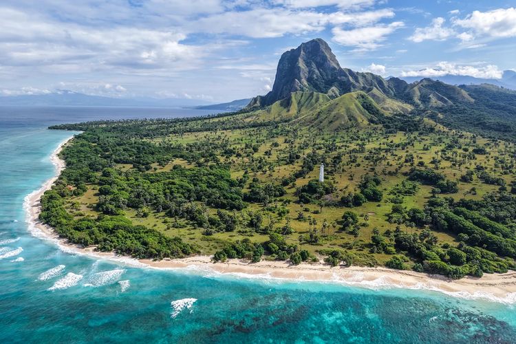 Cara Berkunjung ke Pulau Nuca Molas, Surga Tersembunyi di Selatan Flores yang Mirip Jurassic Park
