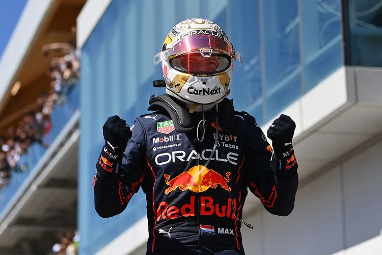 Pebalap Red Bull Racing Max Verstappen merayakan kemenangan pada balapan Formula 1 atau F1 GP Kanada 2022 di Sirkuit Gilles Villeneuve, Montreal, Senin (20/6/2022) dini hari WIB. Terbaru, Max Verstappen berhasil menjuarai F1 GP Perancis 2022 yang digelar di Sirkuit Paul Ricard, Minggu (24/7/2022). Terkini, Verstappen berhasil menjadi pemenang balapan F1 GP Belgia 2022 yang dihelat di  Sirkuit Spa-Francorchamps pada Minggu (28/8/2022) malam WIB.