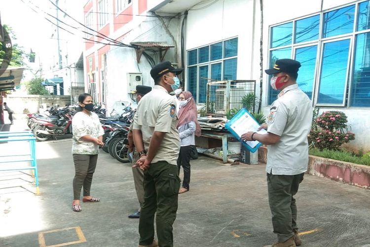 Jajaran Satpol PP Kecamatan Tanjung Priok melakukan kegiatan pengawasan protokol kesehatan di sejumlah perkantoran, rumah makan, dan tempat usaha lainnya pada Rabu (24/2/2021).