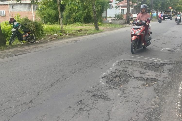 Jalan penuh lubang di ruas pintu kereta Barat – RSUD Wates di kabuapten Kulon Progo, Daerah Istimewa Yogyakarta. Dinas PU berniat memperbaiki jalan-jalan rusak menjelang Lebaran tiba.