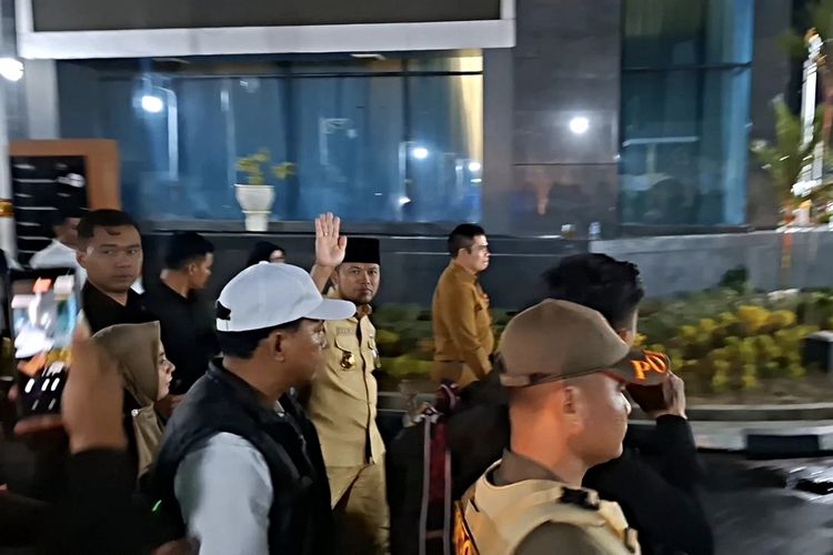 Demo Ricuh, Gubernur Kaltim Keluar Kantor Dikawal lalu Abaikan Massa dan Wartawan