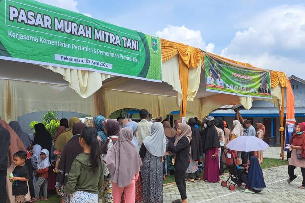 Kementerian Pertanian (Kementan) menyelenggarakan kegiatan Pasar Mitra Tani di Jalan Utama Kelurahan Sri Meranti, Kecamatan Rumbai, Pekanbaru, Riau, Minggu (9/4/2023).
