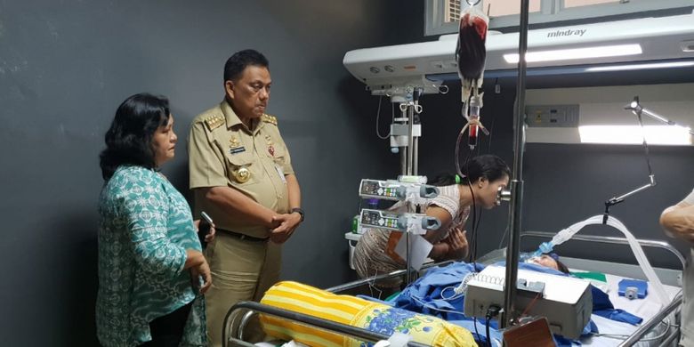 Gubernur Sulawesi Utara Olly Dondokambey (tengah mengenakan pakaian dinas) menyambangi Jessica yang tergolek lemah di Ruang PICU RSUP Kandou Manado, Senin (22/10/2018).