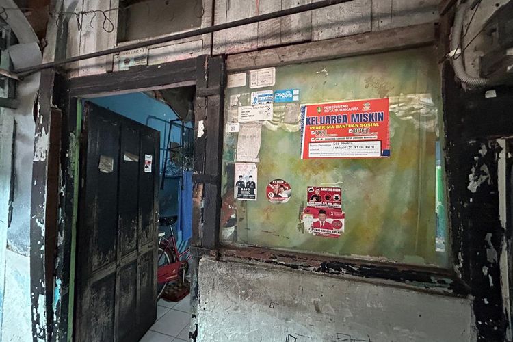 Pemasangan Stiker Keluarga Miskin di Solo: 302 Keluarga Berstatus Exclude dari Bansos