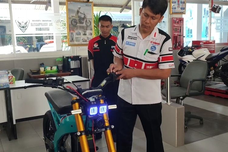 Siswa dan guru SMK Muhammadiyah Lemahabang Cirebon menunjukkan motor listrik yang merupakan inovasi siswa kelas 12, jurusan Teknik Sepeda Motor (TSM) di lingkungan sekolah pada Rabu (26/7/2023)