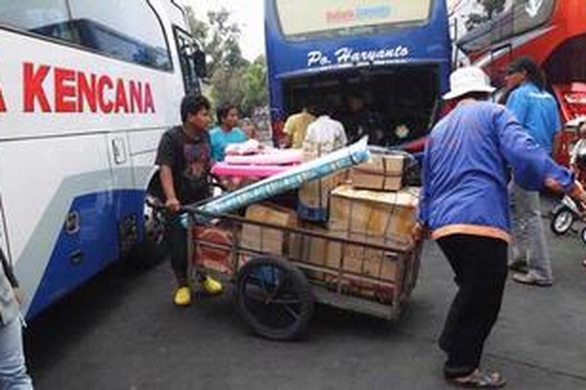 Calon penumpang bus di Terminal Bus Pulogadung, Jakarta Timur, Selasa (7/8/2012). Penumpang bus pada arus mudik Lebaran tahun ini diperkirakan naik imbas dari kebijakan PT Kereta Api yang tidak menjual tiket berdiri. 
