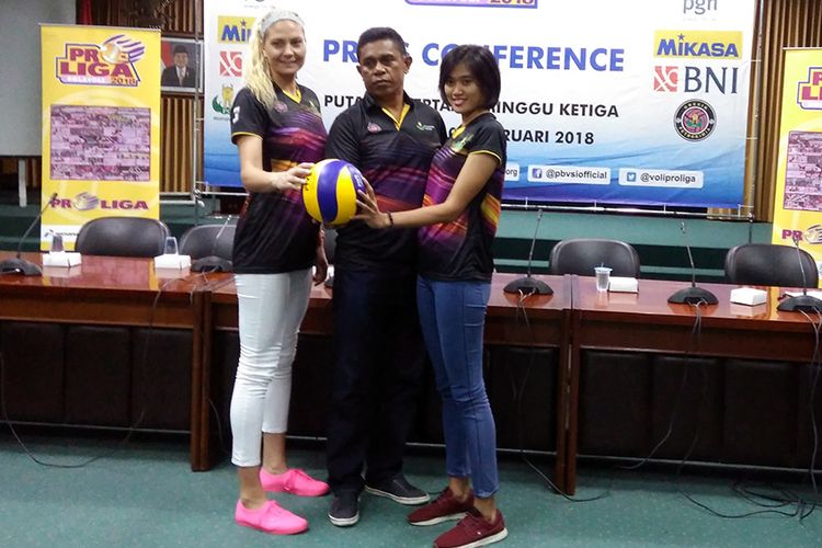 Pemain dan pelatih Gresik Petrokimia, Yeliz Basa, Victor Laiyan, dan Bunga Mitasari, bersiap menghadapi seri III Proliga 2018, Kamis (1/2/2018).