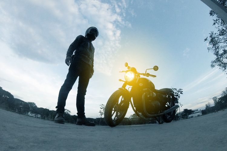 Ilustrasi motor gede (moge) dan penunggangnya. Pesepeda motor ajak duel begal di Kabupaten Bogor, Kamis (29/8/2024). Korban tetap melawan meski diserang senjata tajam.