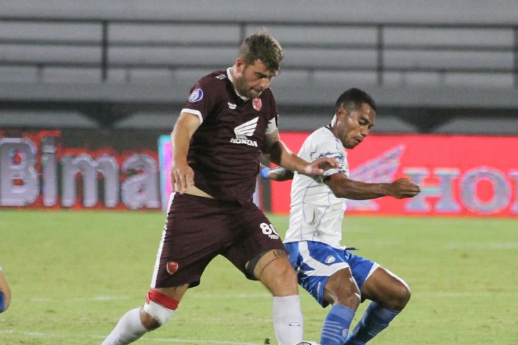 Wiljan Pluim saat membela PSM melawan Persib dalam laga tunda pekan ke-22 Liga 1, kasta tertinggi Liga Indonesia 2021-2022.