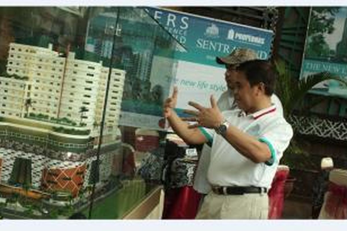 Direktur Utama PT Propernas Griya Utama Chavidz Ma'ruf menjelaskan maket Sentraland Semarang kepada wartawan sebelum upacara groundbreaking di lokasi proyek Sentraland, Jumat (28/3/2014). 