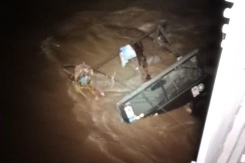 Banjir Bandang, 7 Mobil Offroad Terjebak di Sungai Unda