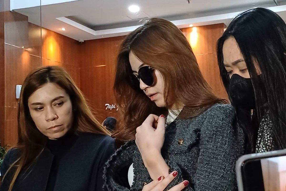 Artis peran Rinoa Aurora (tengah) memperlihatkan bekas lebam di tangannya akibat penganiayaan dari kekasihnya, artis peran Leon Dozan, di Polres Jakarta Pusat, Senin (20/11/2023).