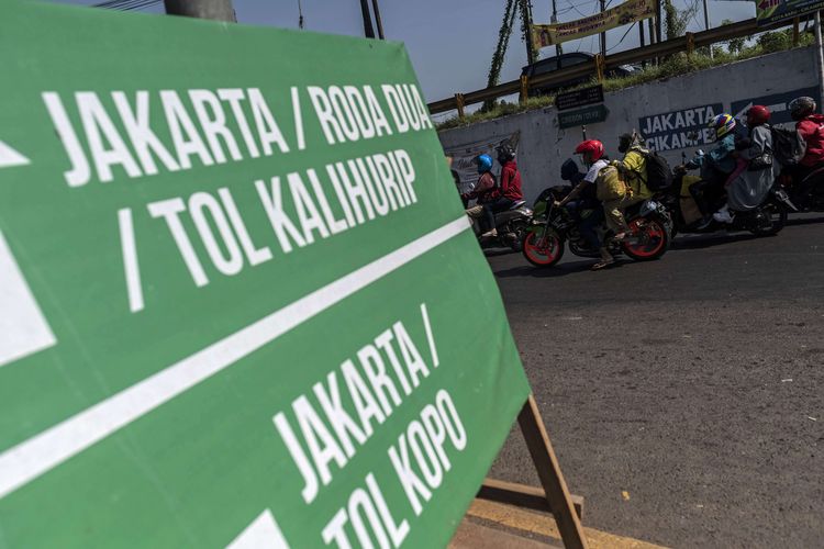 Pemudik dengan sepeda motor melintas di kawasan Simpang Jonim menuju arah Jakarta di Karawang, Jawa Barat, Kamis (5/5/2022). Kementerian Perhubungan memperkirakan puncak arus balik Lebaran 2022 akan terjadi pada 6-8 Mei 2022.