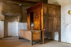 Kisah Warga Inggris Abad Pertengahan yang Tidur Bersama-sama di Lemari