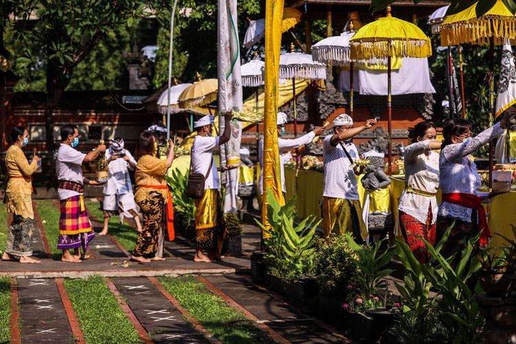 Umat Hindu bersembahyang saat Hari Raya Galungan, Rabu (14/4/2021). Hari raya Galungan merupakan Hari Raya Suci Agama Hindu yang jatuh setiap 6 bulan sekal.