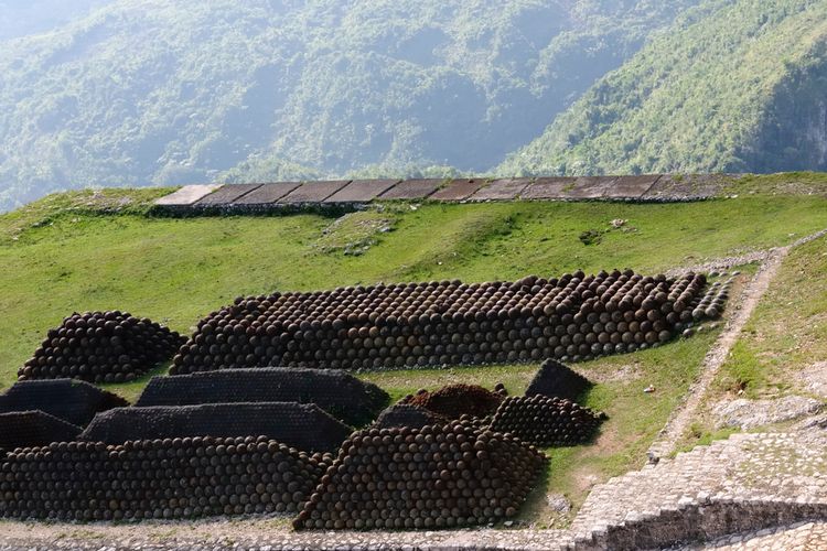 Deretan meriam di kompleks Citadelle Laferrière yang dikelilingi lembah-lembah.