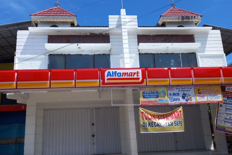 Alfamart di Desa Naru, Kecamatan Sape, Kabupaten Bima, tutup setelah muncul reaksi penolakan dari warga, Rabu (24/8/2022).