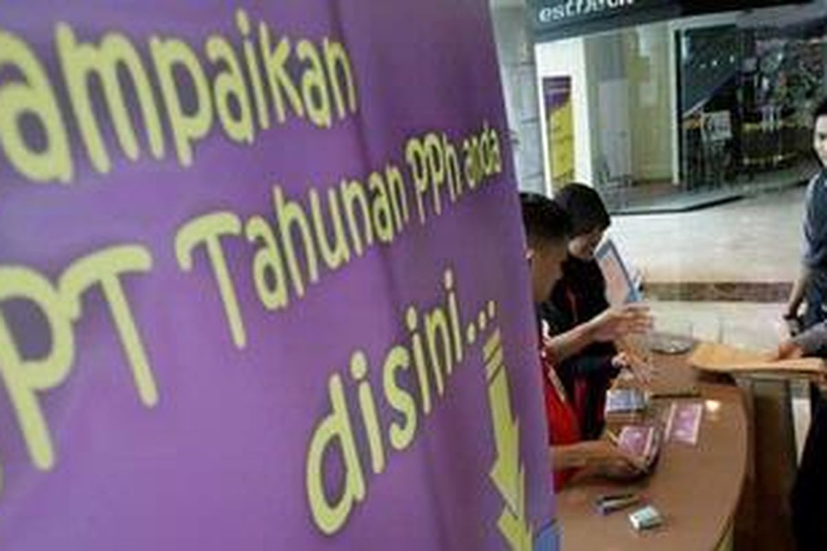 Wajib pajak menyerahkan form surat pemberitahuan tahunan (SPT) pajak perorangan kepada petugas di gerai penyerahan SPT yang menempati salah satu sudut di Mal Grand Indonesia, Jakarta, Senin (8/3/2010). 