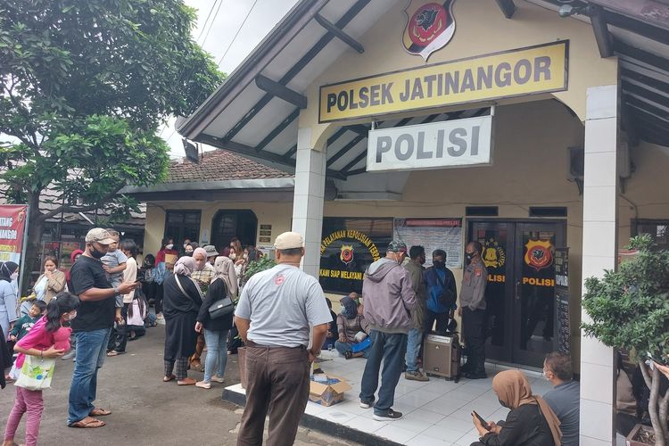 Puluhan korban arisan bodong datangi Mapolsek Jatinangor, Sumedang, Jawa Barat, Senin (28/2/2022). AAM AMINULLAH/KOMPAS.com