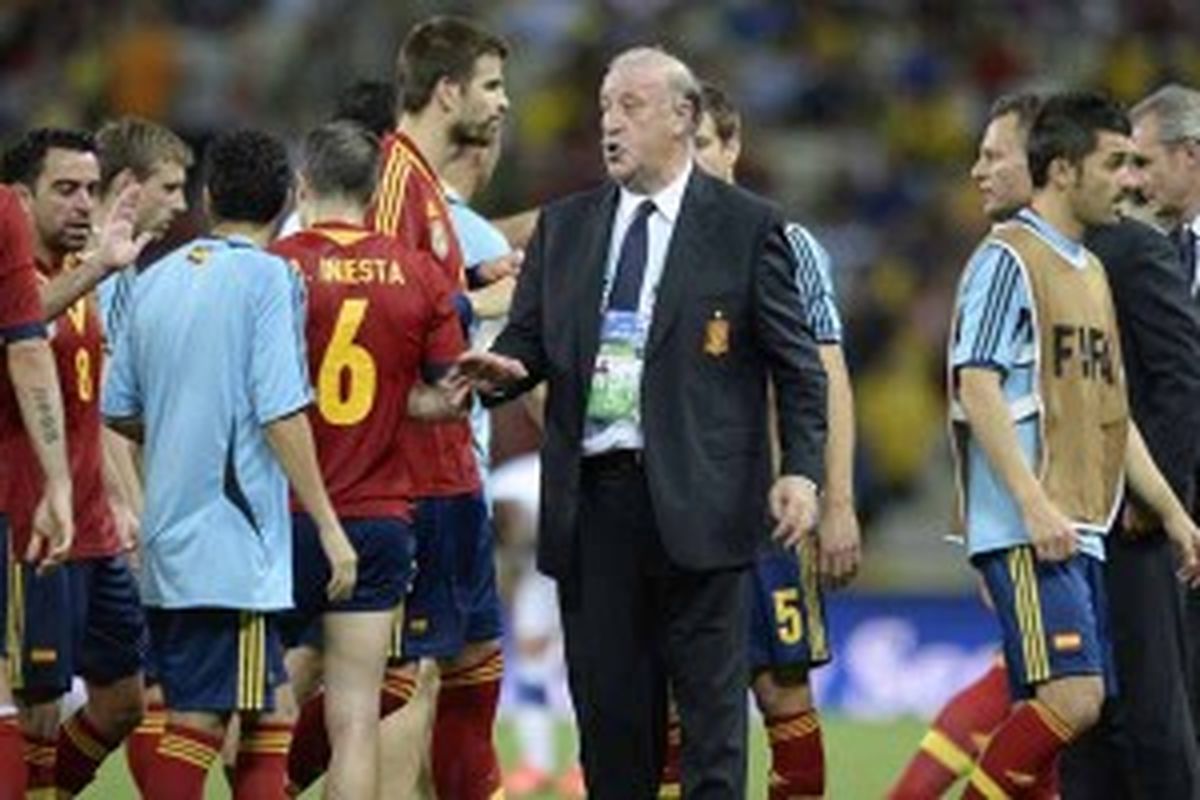 Pelatih Spanyol, Vicente del Bosque, memberikan pengarahan kepada para pemainnya usai laga waktu normal melawan Italia di semifinal Piala Konfederasi, Kamis (27/6/2013). Spanyol lolos ke final setelah menang 7-6 lewat drama adu penalti, menyusul hasil imbang 0-0 selama 120 menit.