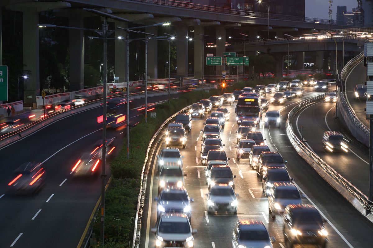 Lalu lintas kendaraan di Tol Dalam Kota Jakarta tampak padat pada jam pulang kerja di hari ketiga pemberlakuan pembatasan sosial berskala besar (PSBB) tahap dua, Rabu (16/9/2020). Pembatasan kendaraan bermotor melalui skema ganjil genap di berbagai ruas Ibu Kota resmi dicabut selama PSBB tahap dua.