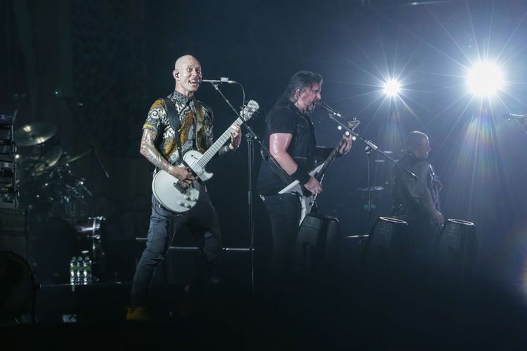 Grup band heavy metal Trivium tampil di panggung Hammersonic Festival 2023 di Pantai Carnaval Ancol, Jakarta Utara,  Minggu (19/3/2023). Vokalis Trivium, Matthew Kiichi Heafy mengenakan batik dan jersey Timnas Indonesia saat tampil di Hammersonic 2023.