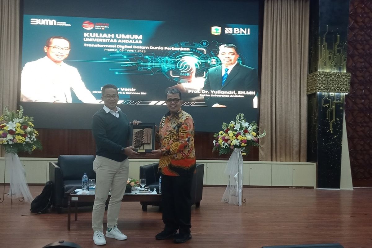 Direktur BNI Ronny Venir (kiri) menerima cenderamata dari Rektor Unand, Yuliandri usai kuliah umum di Kampus Unand, Limau Manis Padang, Jumat (3/3/2023).
