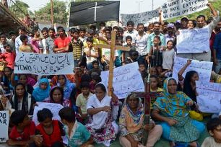 Umat Kristen Pakistan berunjuk rasa di Karachi, Senin (23/9/2013), setelah aksi bom bunuh diri ganda di sebuah gereja menewaskan sekitar 80 orang.
