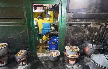 Pengolahan dengan tungku arang dipertahankan hingga saat ini untuk mengolah masakan di warung Gudeg Bu Mari, di Kota Solo, Jawa Tengah, Jumat (9/5/2014).