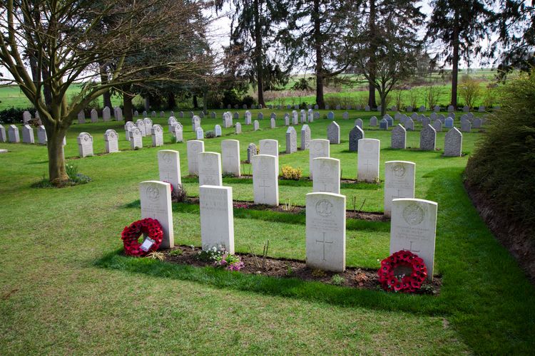 Ilustrasi Saint Symphorien Military Cemetery atau Pemakaman Militer Saint Symphorien di Belgium.