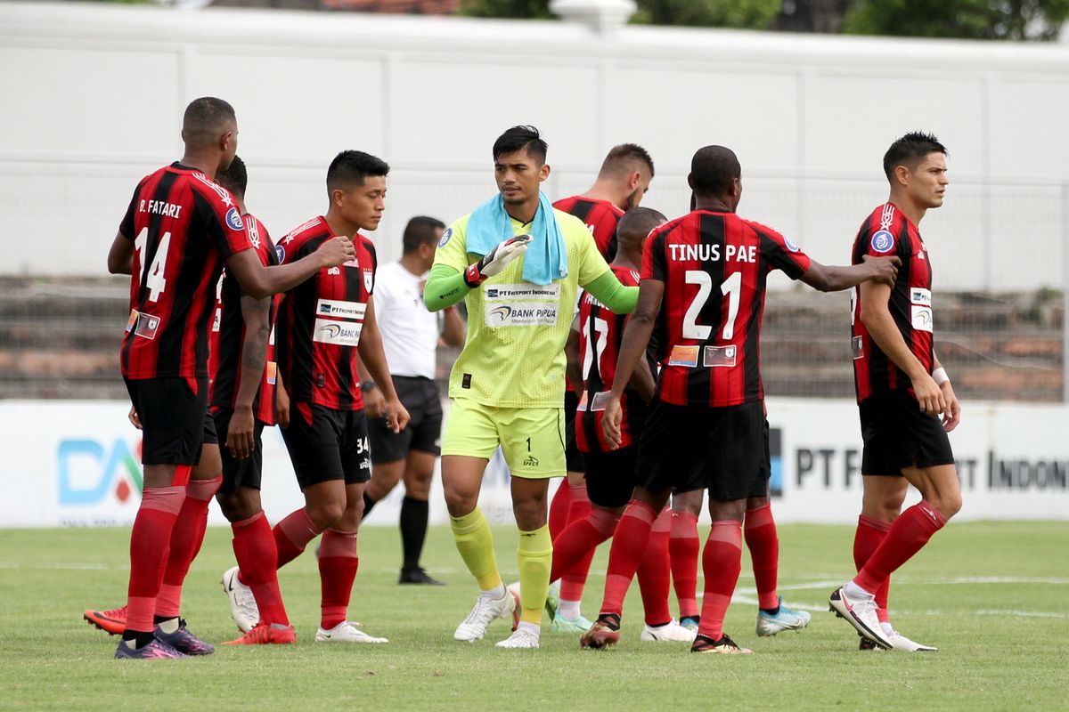 Penjaga gawang Persipura Jayapura Fitrul Dwi Rustafa persiapan jelang kick off.