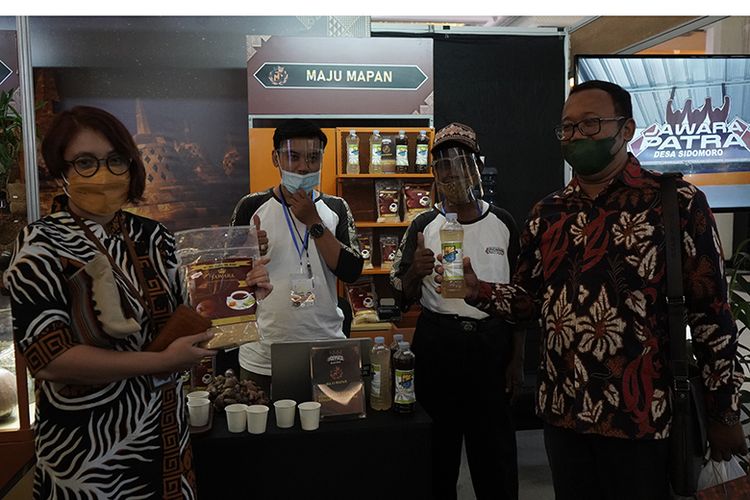 SMEIITT Expo menghadirkan stan berbagai produk UMKM unggulan, mulai dari makanan, minuman, fesyen, hingga kerajinan nusantara.