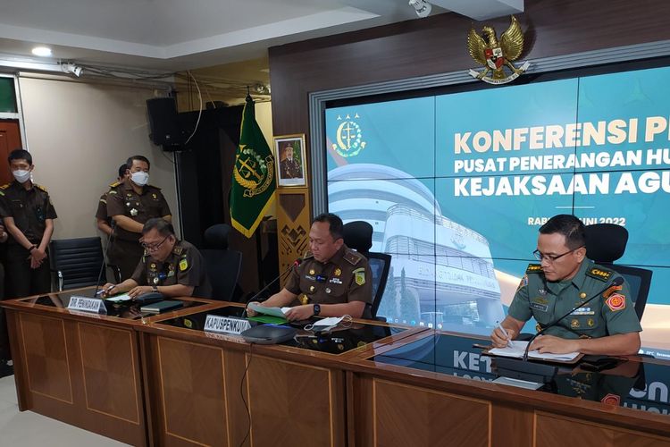 Konferensi pers dugaan tindak pidana korupsi pengadaan satelit slot orbit 123 derajat bujur timur (BT) dalam proyek satelit komunikasi pertahanan di Kemenhan Republik Indonesia tahun 2012-2021