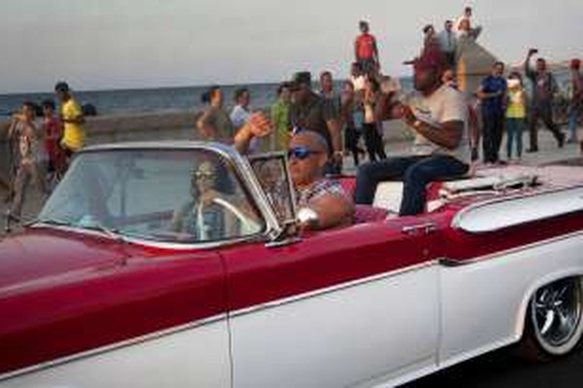 Aktor Vin Diesel mengendarai sebuah mobil vintage bersama aktris Michelle Rodriguez setelah menjalani pengambilan gambar film Fast and Furious 8 di Havana, Kuba, Kamis (28/4/2016).
