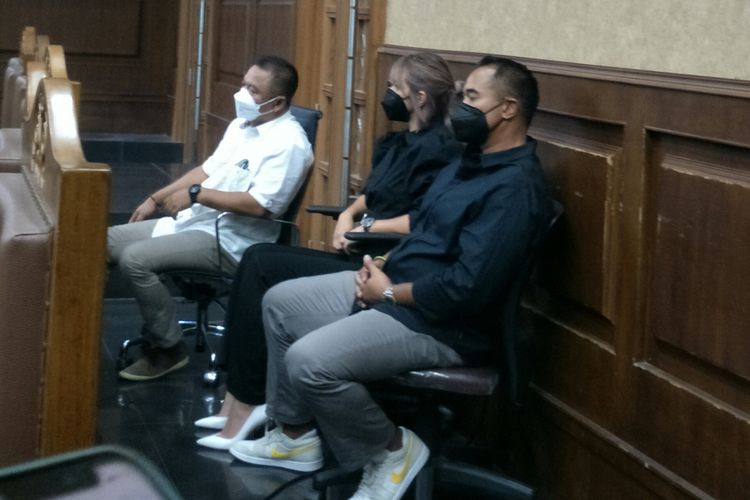 Tersangka kasus penyalahgunaan narkoba, artis Nia Ramadhani (tengah) dan suaminya, Ardi Bakrie (kanan) sebelum mengikuti sidang perdana di Pengadilan Negeri Jakarta Pusat, Kamis (2/12/2021).