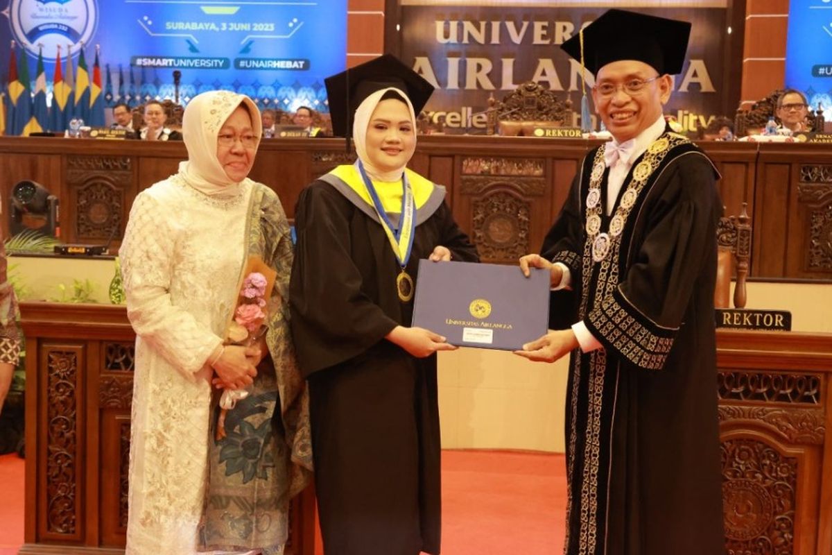 Anak Mensos Tri Rismaharini, Tantri Gunarni Saptoadji menjadi salah satu wisudawan pada gelaran wisuda Universitas Airlangga (Unair) periode 232 yang berlangsung pada Sabtu (3/6/2023). 