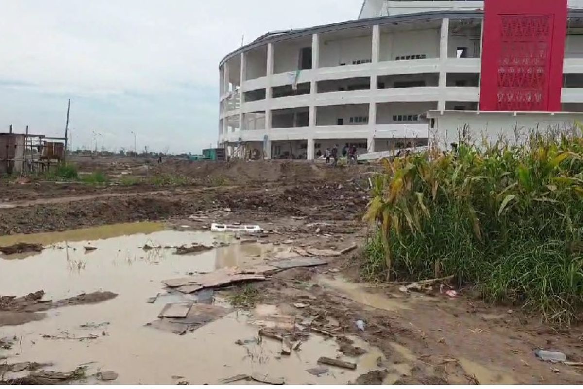 BERKUBANG: Kondisi jalan menuju Gelanggang Olahraga (GOR) Bola Voli Indoor Sumut Sport Center untuk pertandingan voli indoor dalam Pekan Olahraga Nasional (PON) XXI Aceh-Sumut di Desa Sena, Kabupaten Deli Serdang, Sumatera Utara, belum rampung, Selasa (10/9/2024). Jalan tampak berkubang.