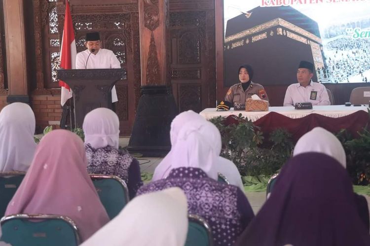 Bupati Semarang Ngesti Nugraha saat pelepasan calon haji, Senin (6/5/2024).