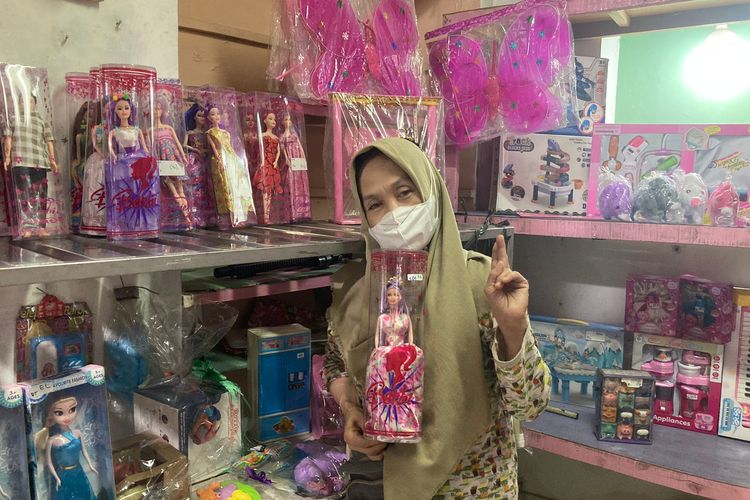 Toko mainan milik Ajeng (56) di Pasar Gembrong, Jatinegara, Jakarta Timur, Kamis (18/4/2024).